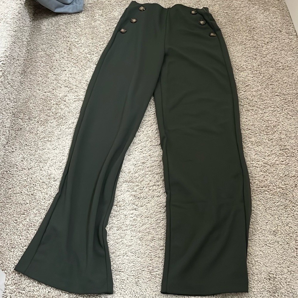 Stretchy formal slacks with button accents on front